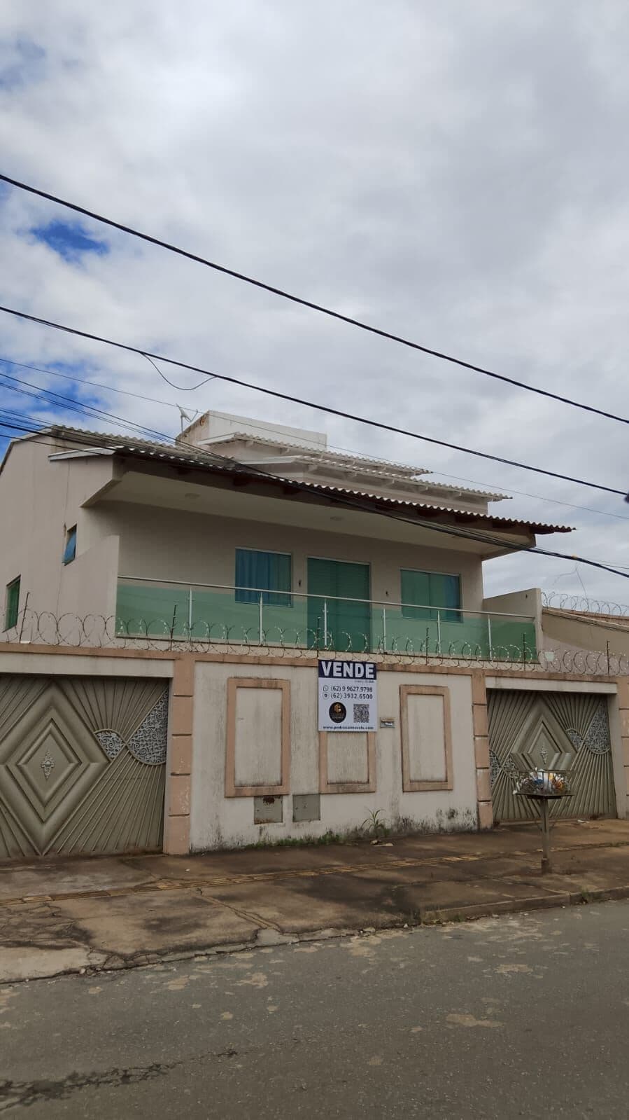 Sobrado em Jardim Planalto, 3 suítes, 5 vagas Goiânia/GO