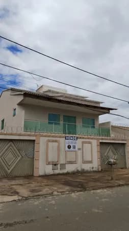 Sobrado em Jardim Planalto, 3 suítes, 5 vagas Goiânia/GO