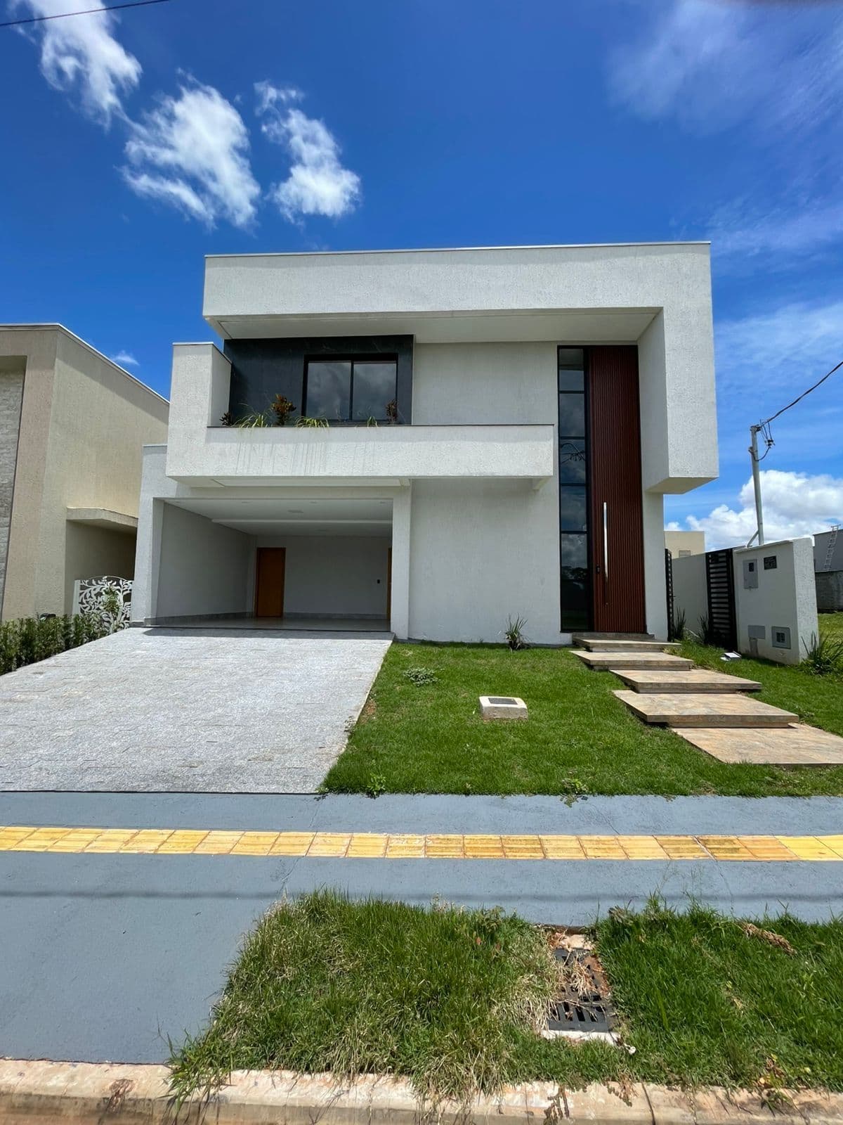 Casa no Jardins Bolonha, 4 suítes, 4 vagas, piscina, Senador Canedo/GO