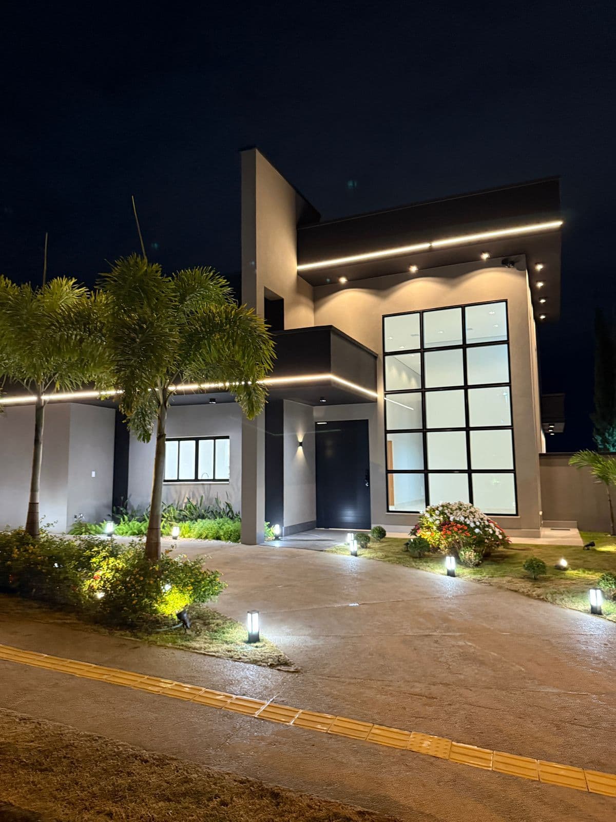 Sobrado Alto Padrão com 4 Suítes e 320m² no Condomínio do Lago – Goiânia/GO