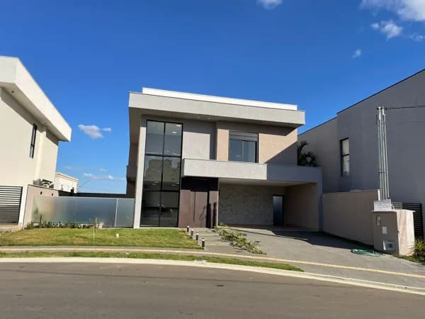 Sobrado de Alto Padrão no Condomínio Jardins Bolonha – 3 Suítes, Piscina e Área Gourmet em Senador Canedo