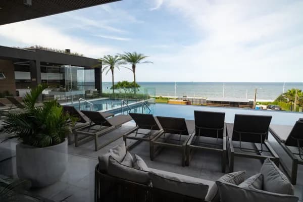 Apartamento frente mar, vista permamente, 3 suítes e 2 vagas no Sunset Tower da Vetter