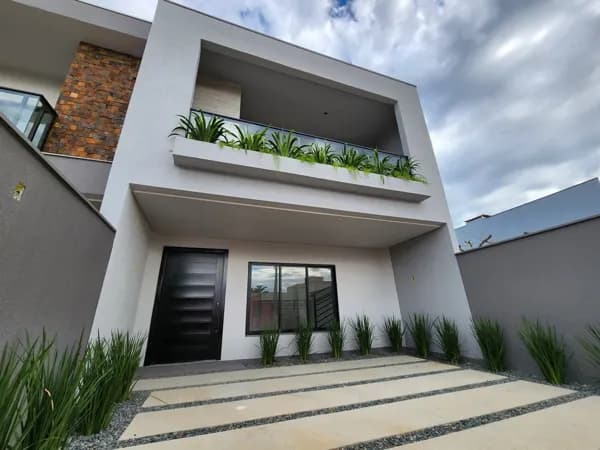 Sobrado com espaço, conforto e lazer pra sua família a 450m do mar!