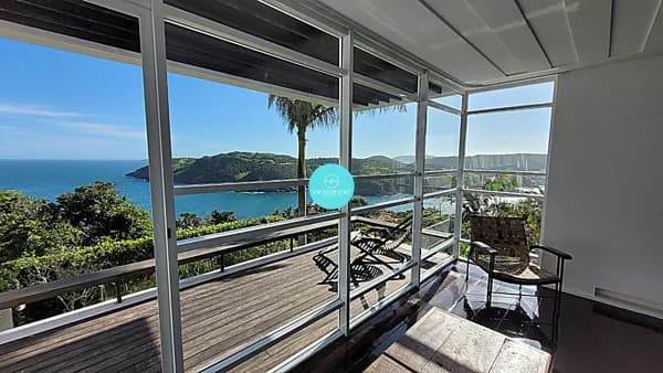 Luxuosa Casa com Vista Panorâmica para o Mar na Praia da Ferradura - Exclusividade e Design Internacional em Búzios