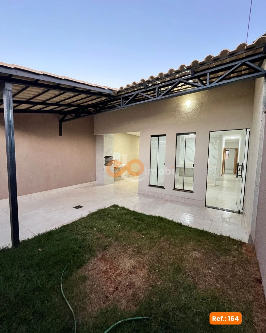 Casa de 2/4 sendo uma suíte