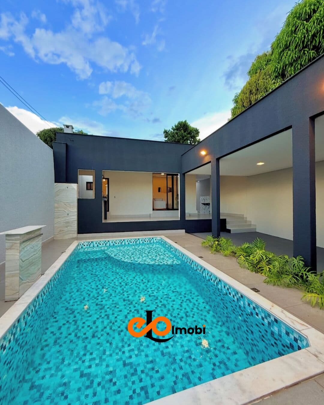 Casa sozinha no lote 3/4 sendo 2 suítes com piscina