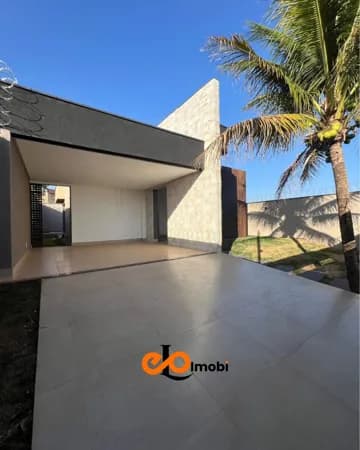 Casa com 3/4 sendo uma suíte e piscina