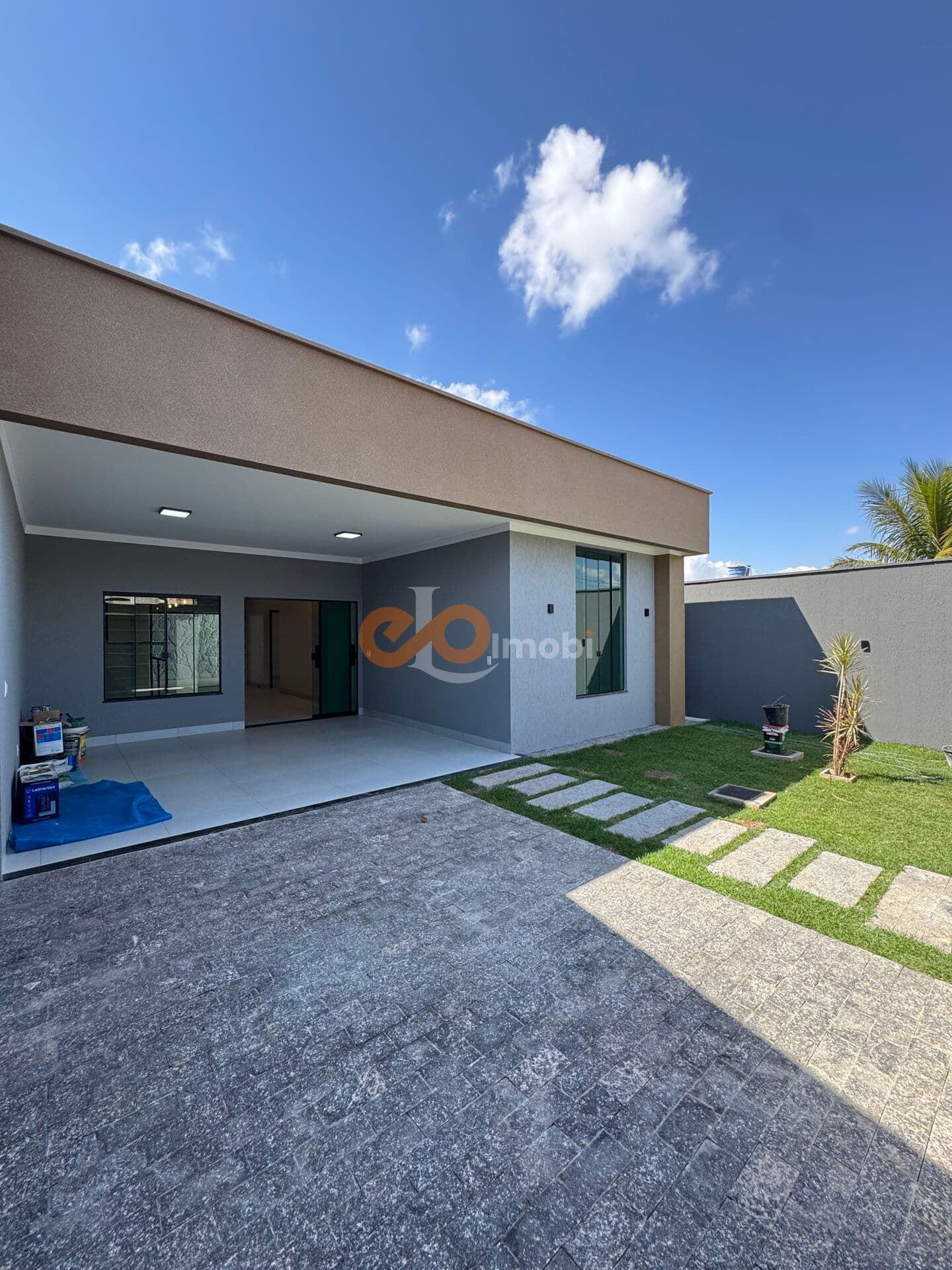 Casa sozinha no lote na entrada da cidade