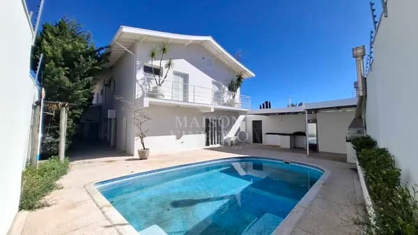 Casa Alto Padrão em bolsão de segurança com 4 suites em Valinhos