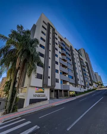 Apartamento de alto padrão bem no Centro de Criciúma, conta com 03 quartos sendo 01 suíte