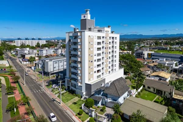 Apartamento bem estruturado de frente para o parque com 02 quartos sendo 01 suíte