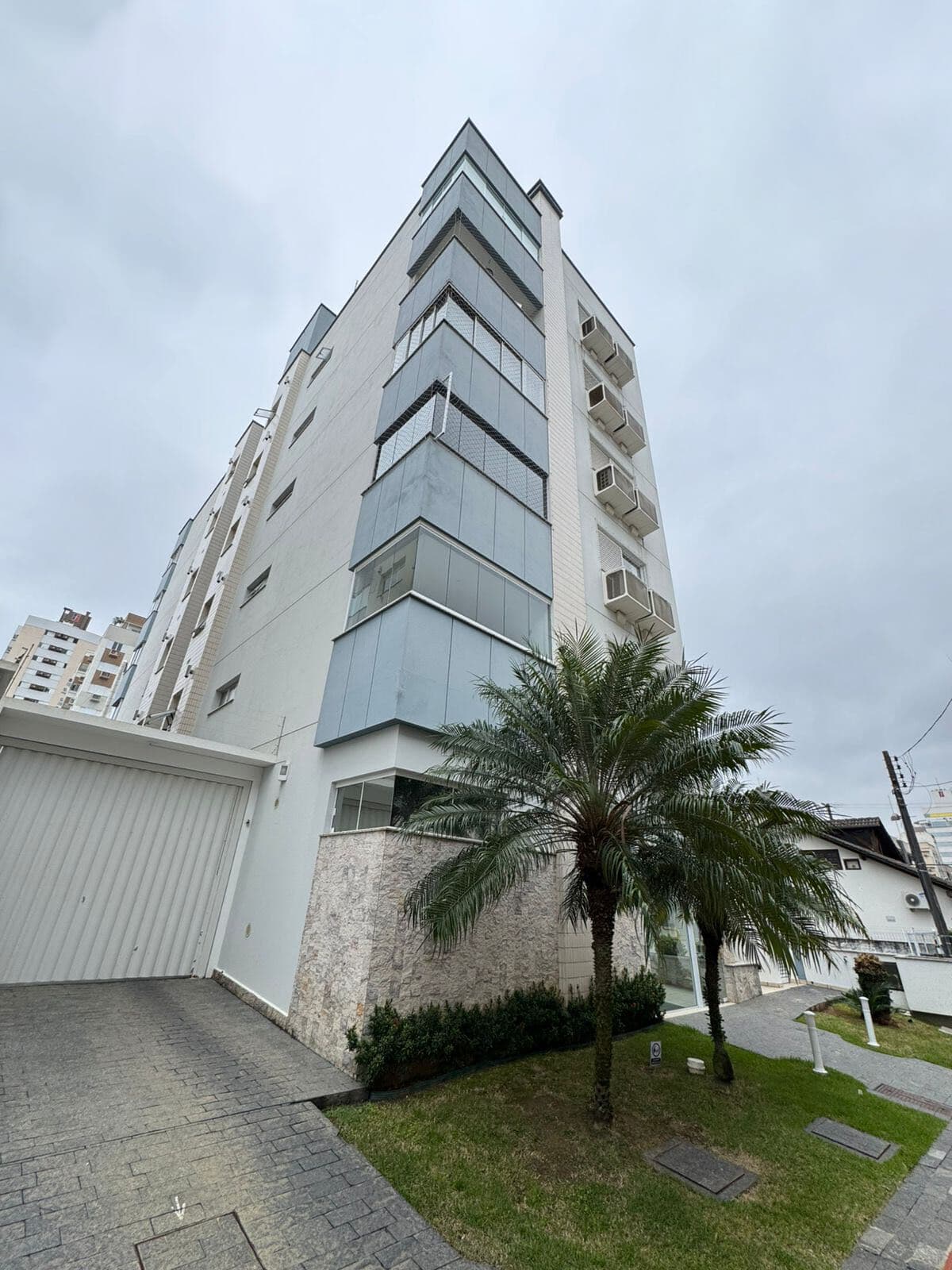 Apartamento com 02 quartos sendo 01 suíte