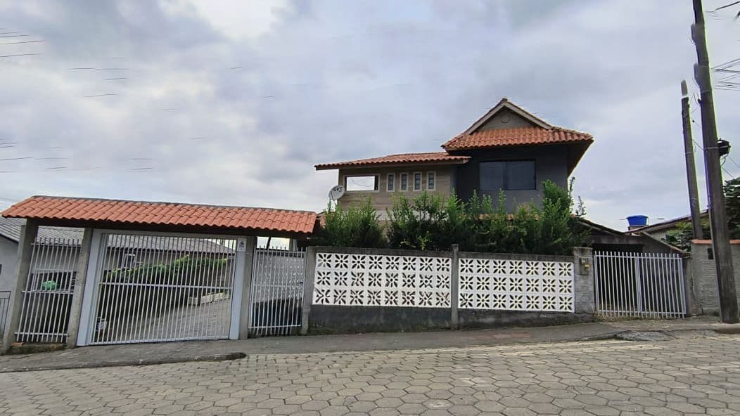 Casa de dois pavimentos com 240 m² contruidos, 04 quartos (01 suíte), 04 vagas de garagem e totalmente murada com portão eletrônico.
