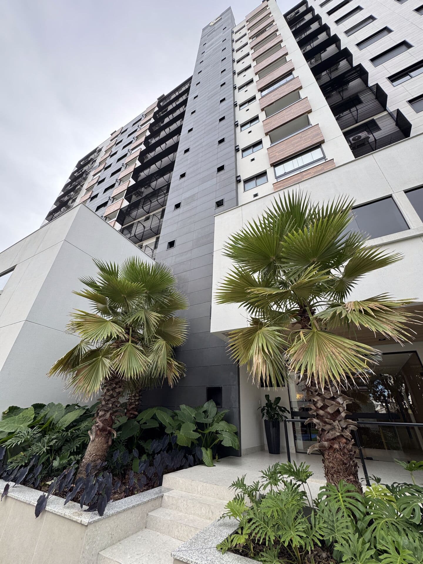 Apartamento no quinto andar com 03 quartos sendo 01 suíte