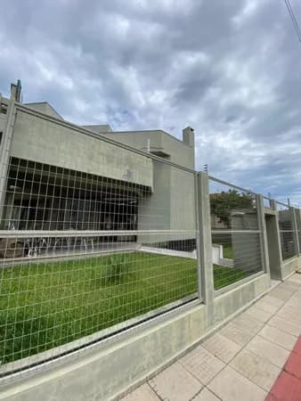 Casa com 04 dormitórios em um terreno de 576 m²