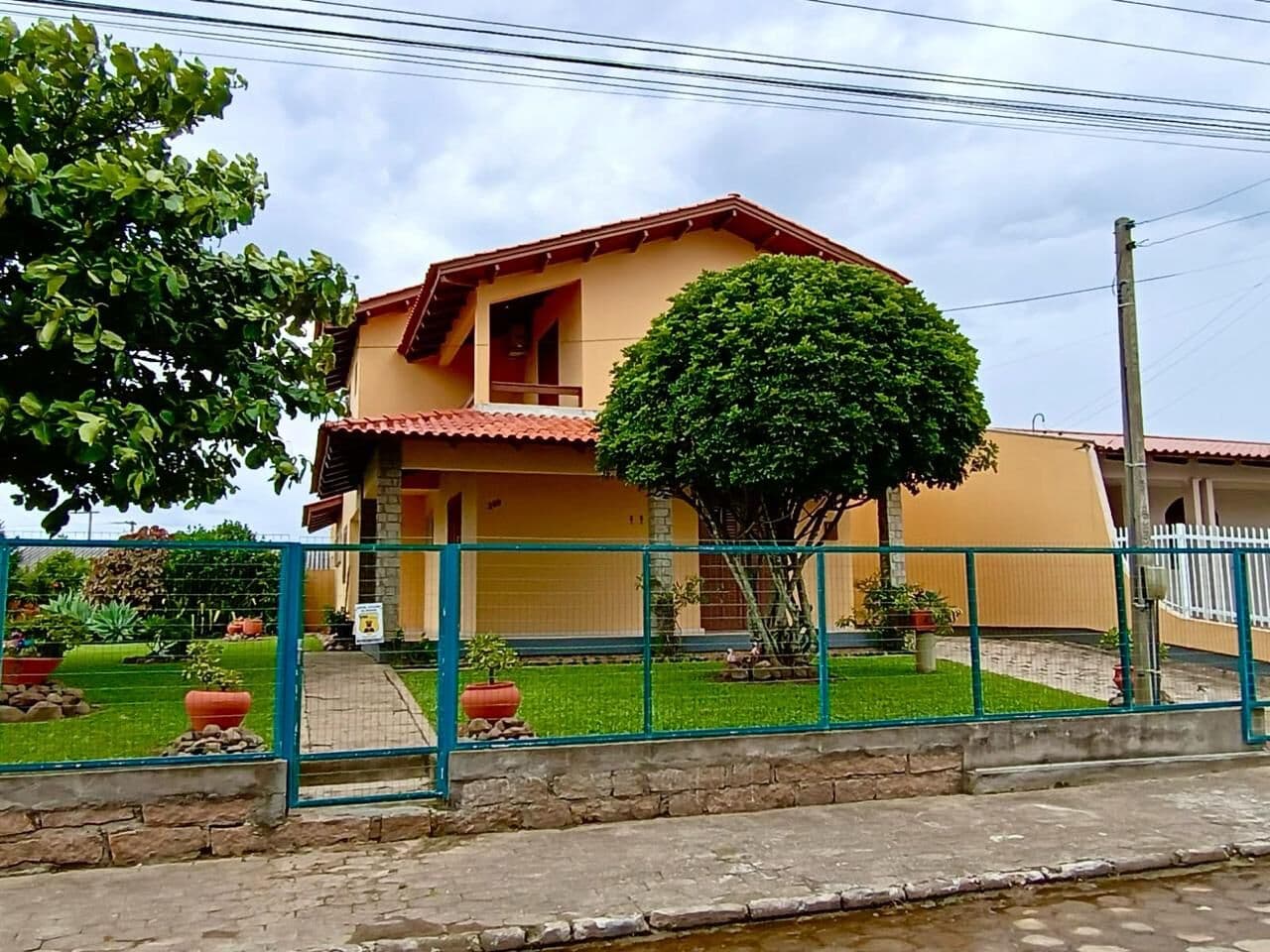 Casa de alvenaria com dois pisos, 4 dormitórios, 4 banheiros e edícula e próxima ao Supermercado Vieira