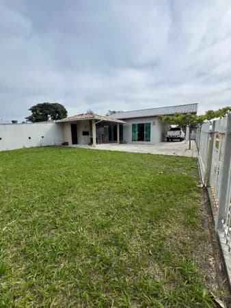 Casa aconchegante com quiosque e patio grande nos fundos