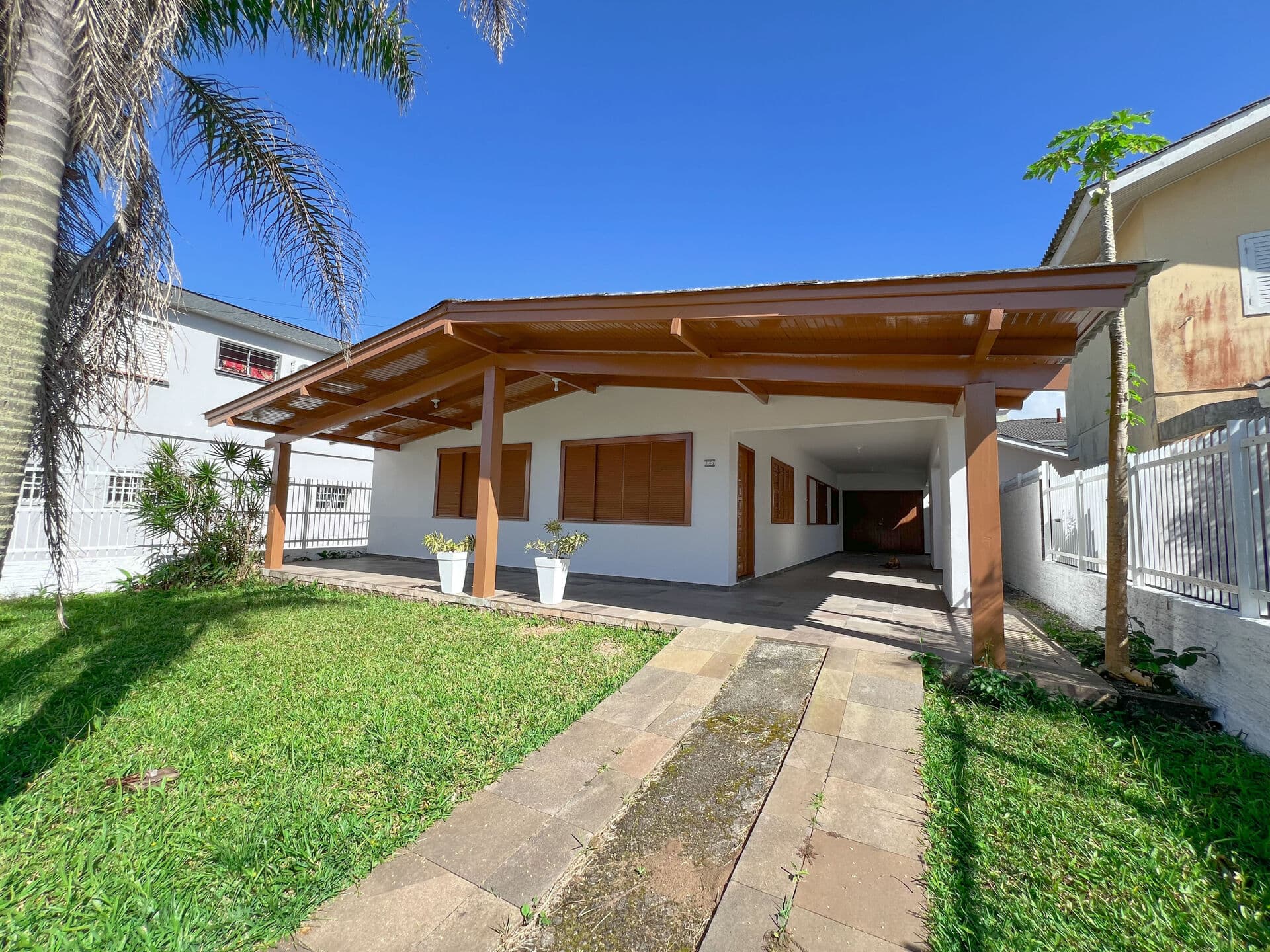 Casa no Centro 03 dormitórios, 210 m² de área privativa em terreno de 300 m² 02 vagas de garagem