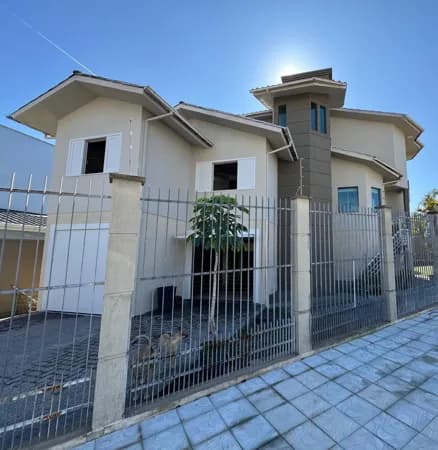 Casa com 03 suítes, escritório, duas churrasqueiras e garagem para 06 carros
