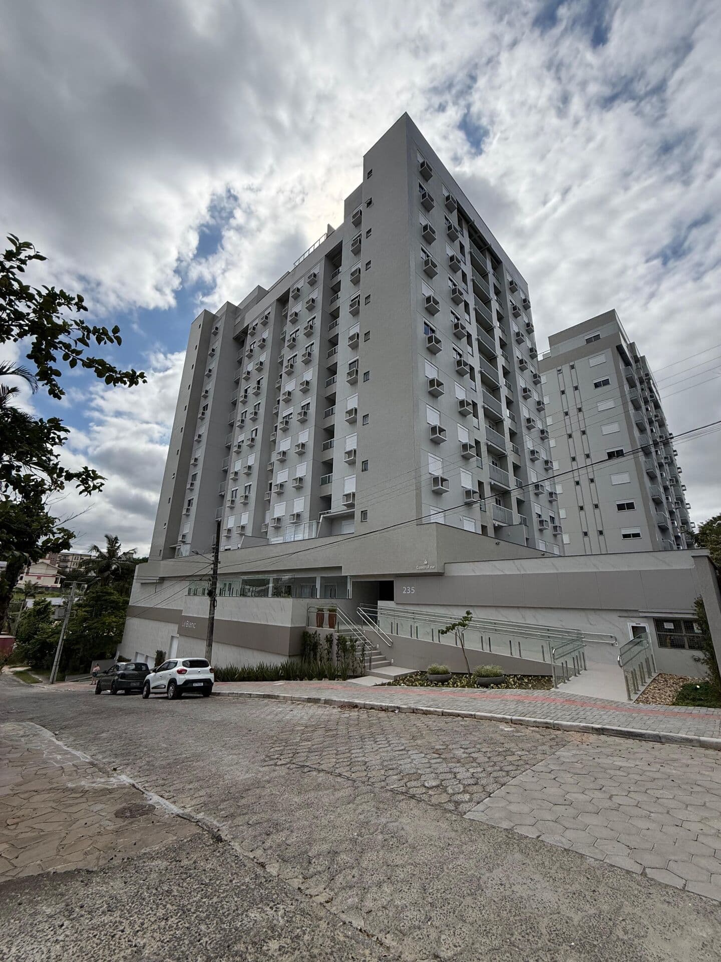 Apartamento de 03 quartos sendo 01 suíte, infraestrutura completa do prédio, com piscina, cinema, sauna, academia