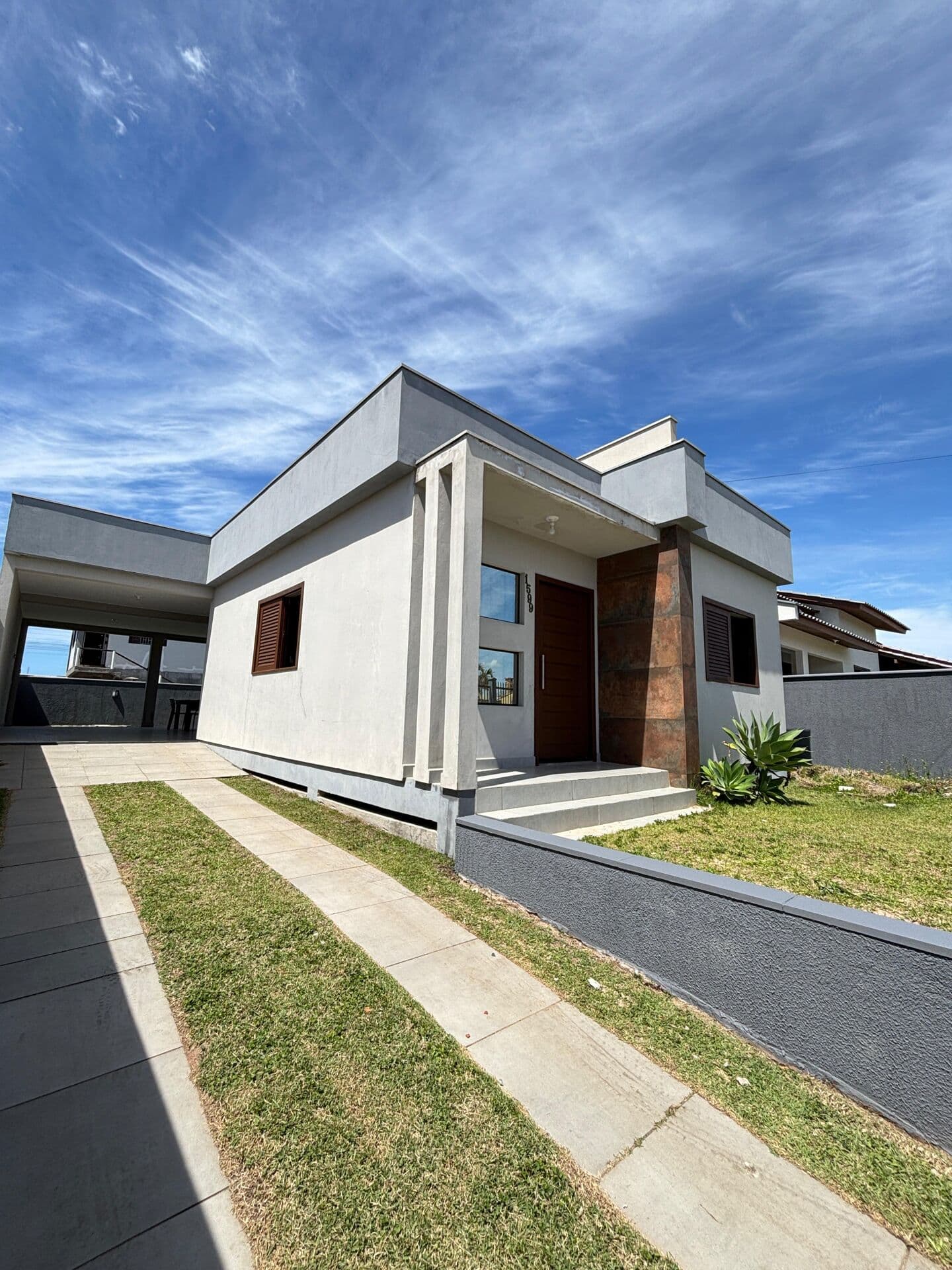 Casa térrea com 3 dormitórios (1 suíte), 2 banheiros, sala, cozinha, churrasqueira e 2 vagas cobertas