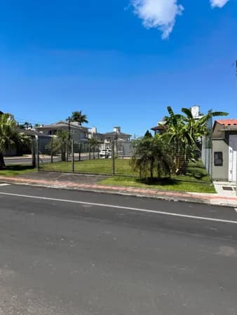 Terreno plano e bem localizado com 415 m²