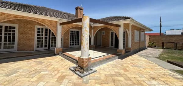 Casa de alto Padrão espaçosa com 04 dormitórios
