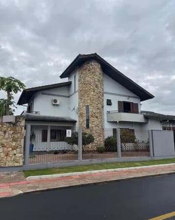 Casa de esquina localizada na região nobre do bairro Michel