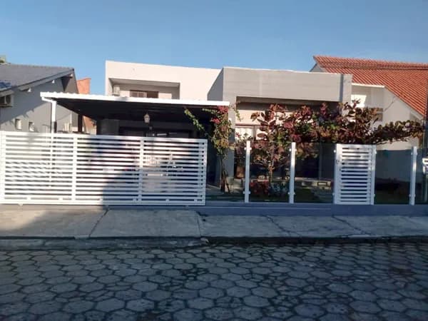 Casa de alto padrão com 03 suítes e totalmente mobiliada
