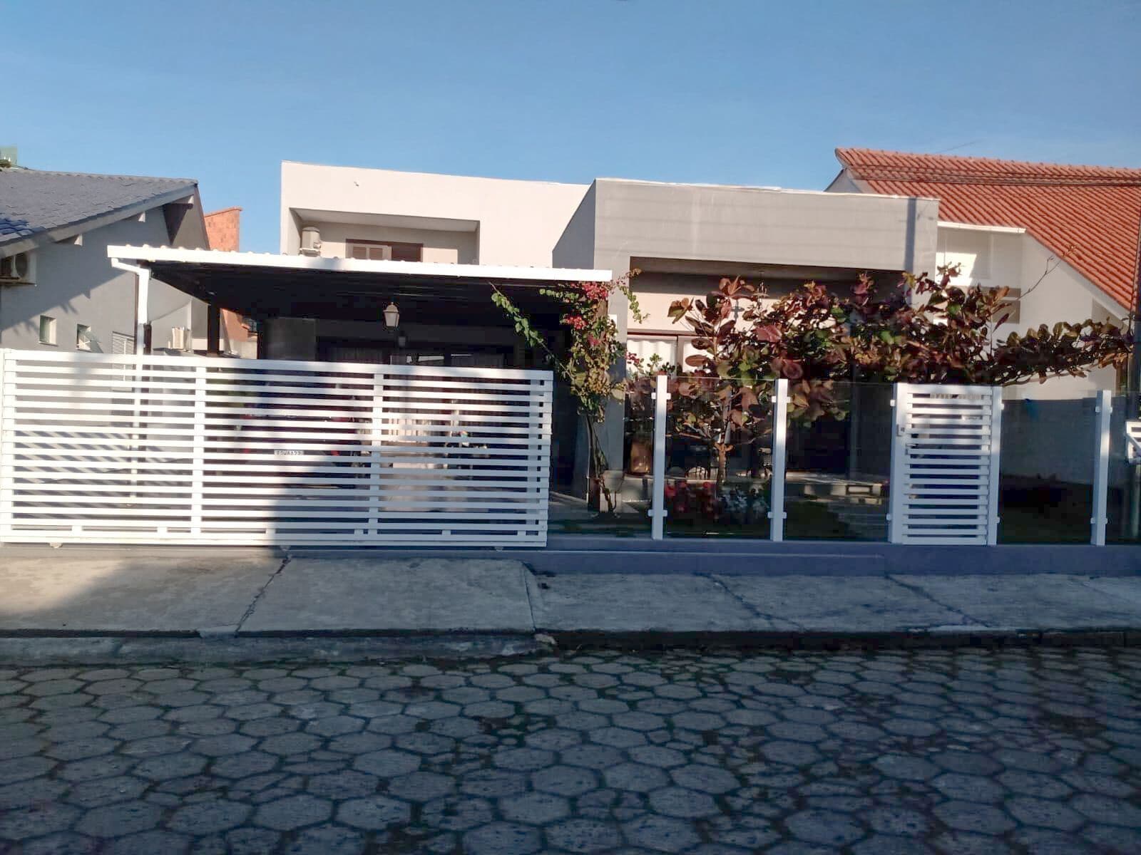 Casa de alto padrão com 03 suítes e totalmente mobiliada