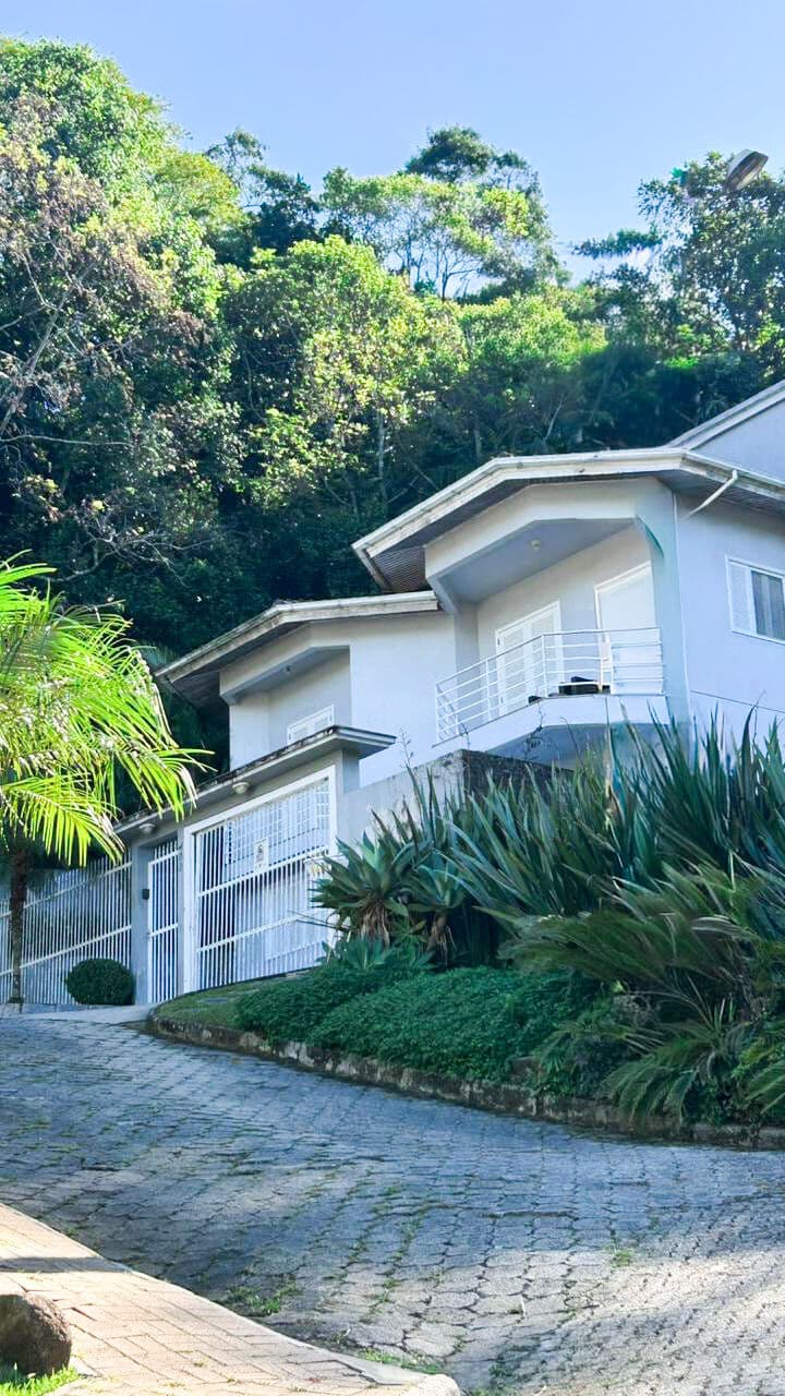 Casa grande com salão de festas