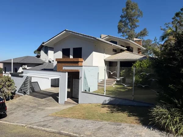 Casa grande bem destribuída com 03 quartos sendo 01 suíte master em uma região valorizada da cidade