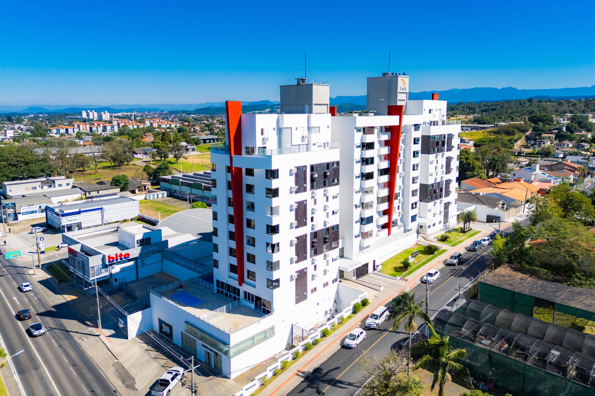 Apartamento mobiliado de 03 quartos sendo 01 suíte com 02 vagas de garagem