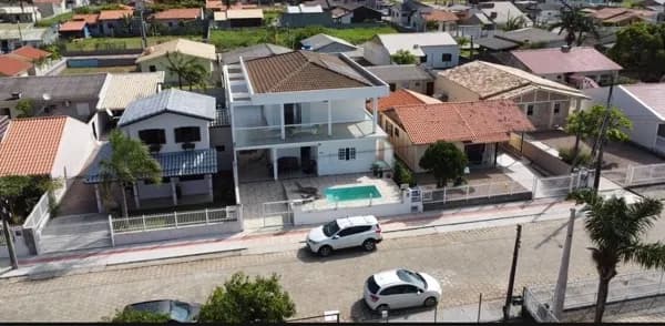 Casa grande com 05 quartos sendo 02 suítes, com piscina