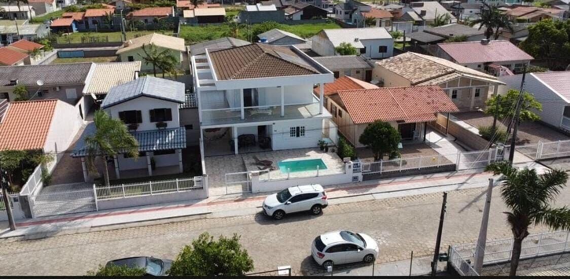 Casa grande com 05 quartos sendo 02 suítes, com piscina