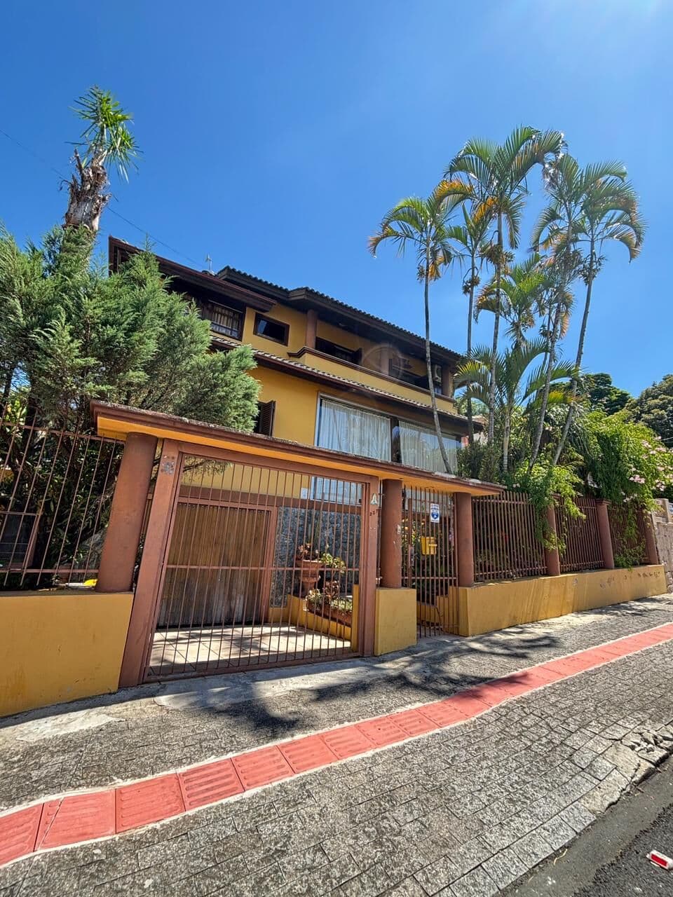 Casa grande com 04 suítes
