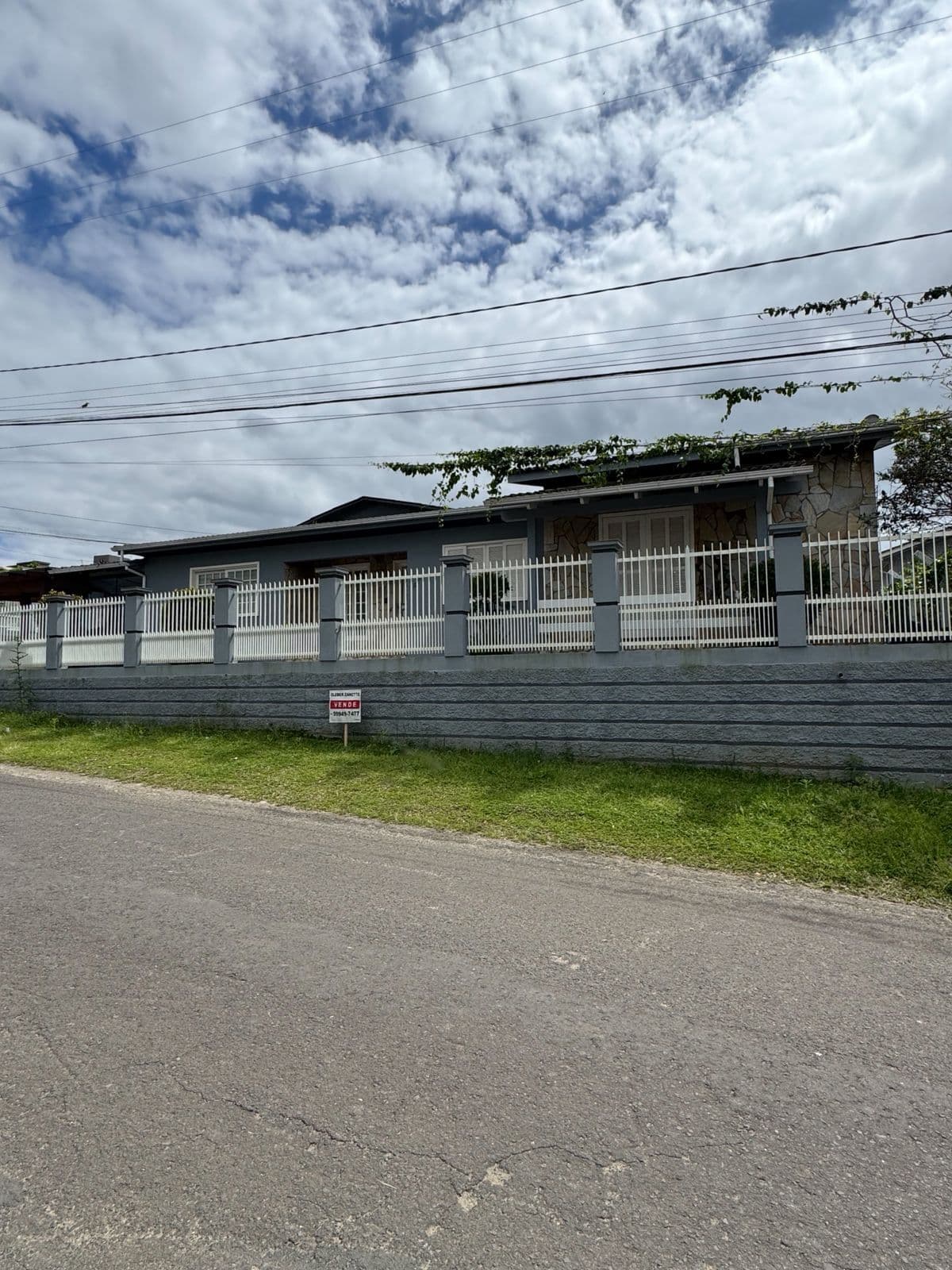 Casa com 03 quartos (01 suíte), área gourmet e garagem