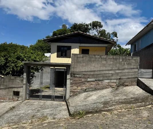 Casa em terreno de 396m²