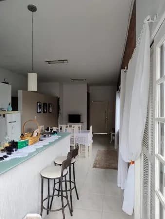 Casa com 04 quartos sendo 01 suíte