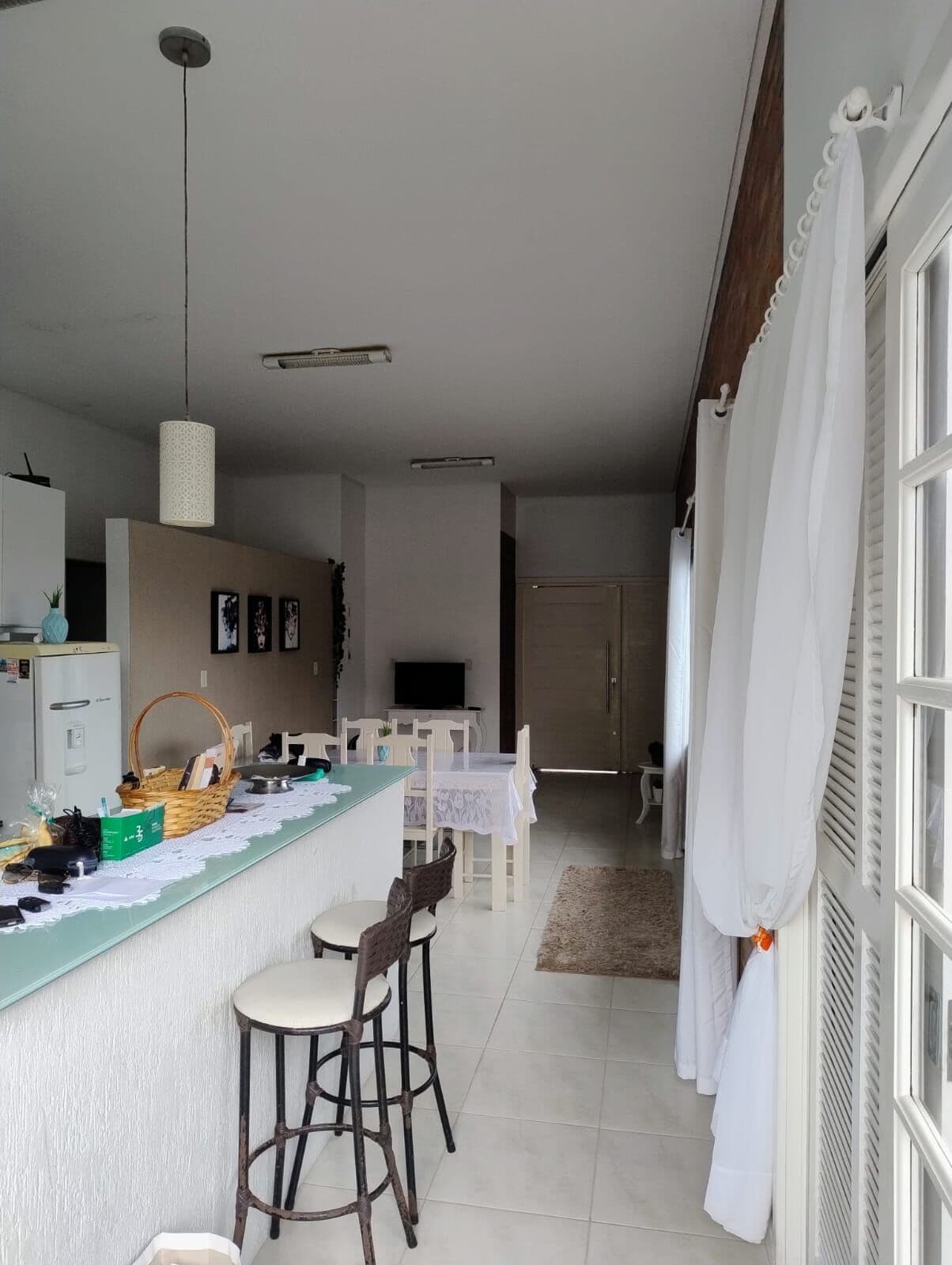 Casa com 04 quartos sendo 01 suíte