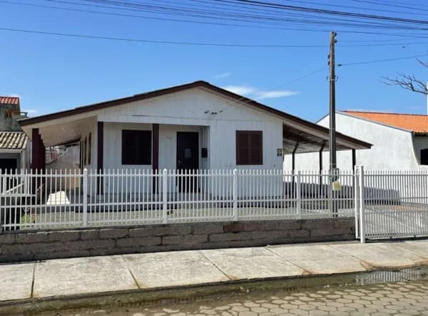 Casa Bem localizada a uma quadra do mar terreno de 302 m²