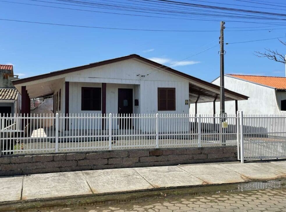 Casa Bem localizada a uma quadra do mar terreno de 302 m²