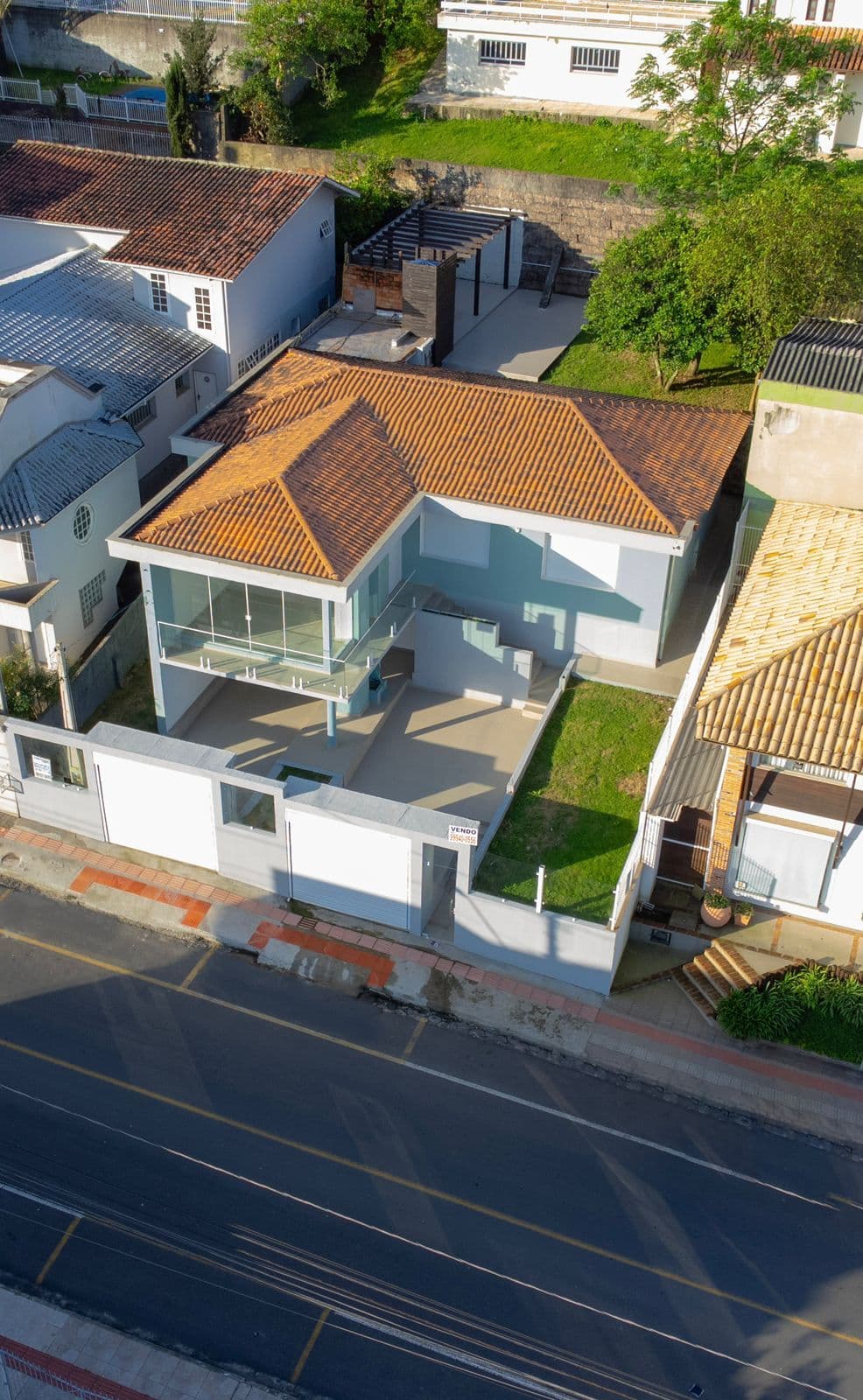 Casa com 04 dormitórios, sendo 1 suíte master com closet, área gourmet com pergolado