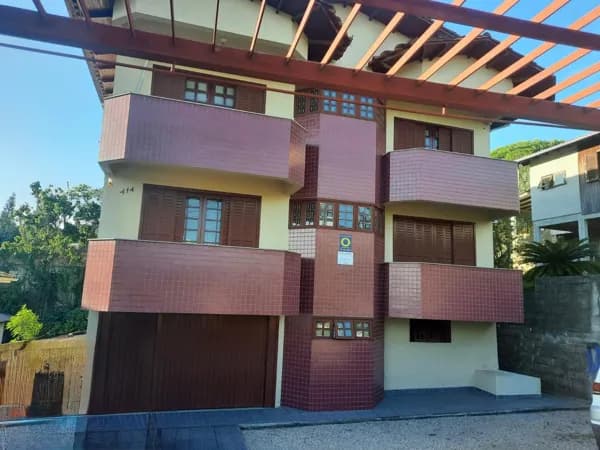 Casa grande com 417m² e 03 andares