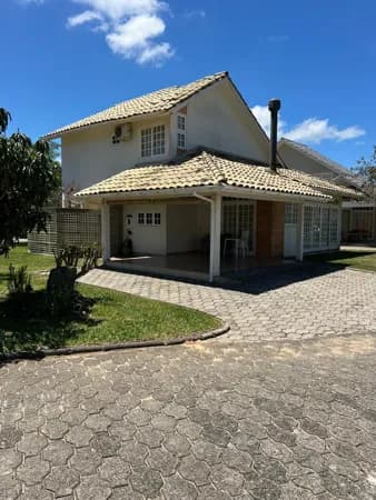 Casa de 04 quartos em condomínio