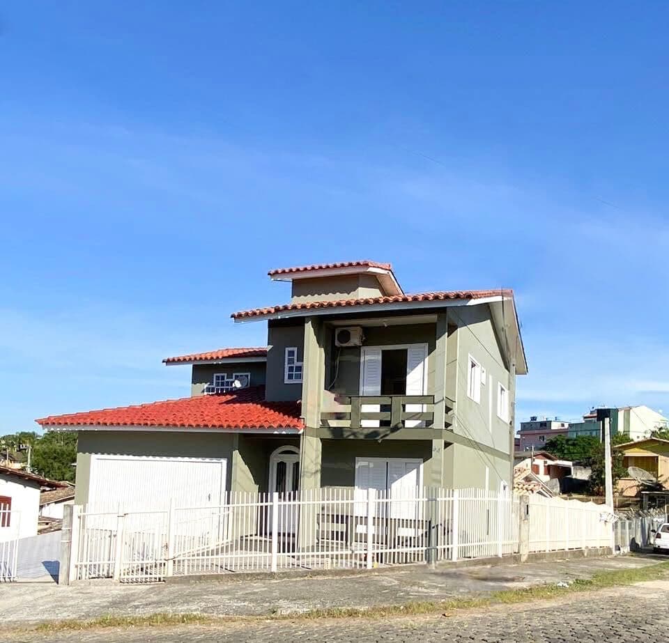 Casa de esquina de 02 pisos na rua do Brotolândia no Bairro Rio Maina
