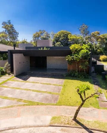 Casa de Alto Padrão com 03 suítes e piscina em um terreno de 1.668,96 m²