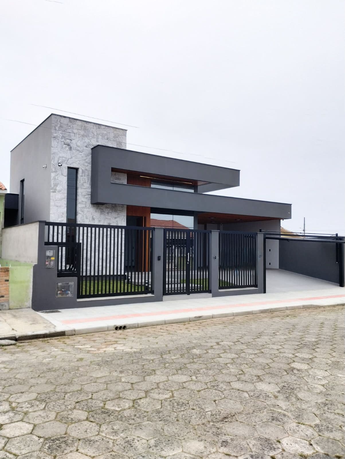Casa de 03 quartos (02 suítes), área gourmet com churrasqueira e piscina