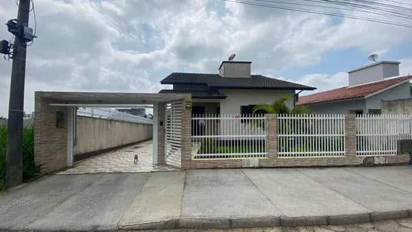 Casa oferecendo boa distribuição dos ambientes, área gourmet, escritório para estudo ou trabalho e garagem