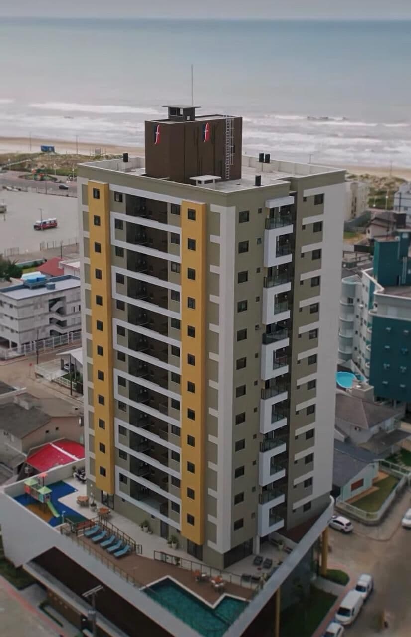 Apartamento de alto padrão no centro há apenas 350m do mar